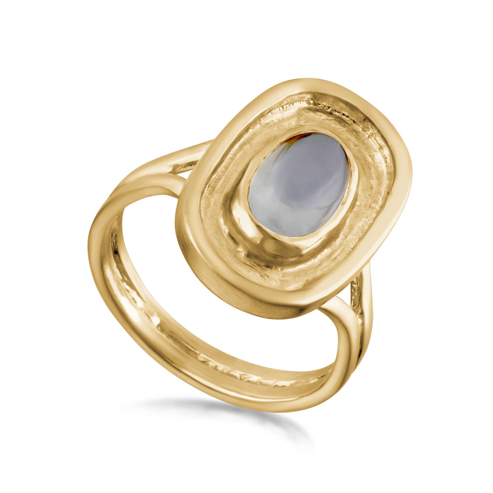 Moonlight ring in solid 18K gold and Ceylon moonstone.